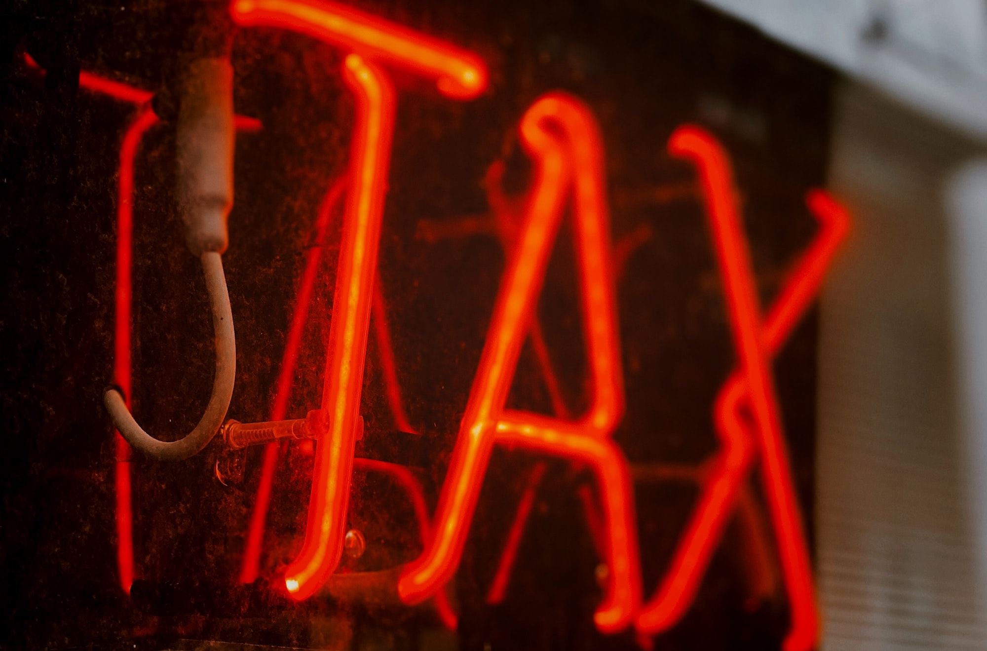 Adóellenőrzés, tax felirat